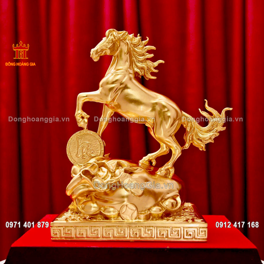 Pho tượng ngựa bằng đồng dát vàng 24K được nghệ nhân chế tác vô cùng tinh xảo